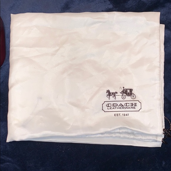 Burgundy Coach Set with dust bag - Picture 7 of 7